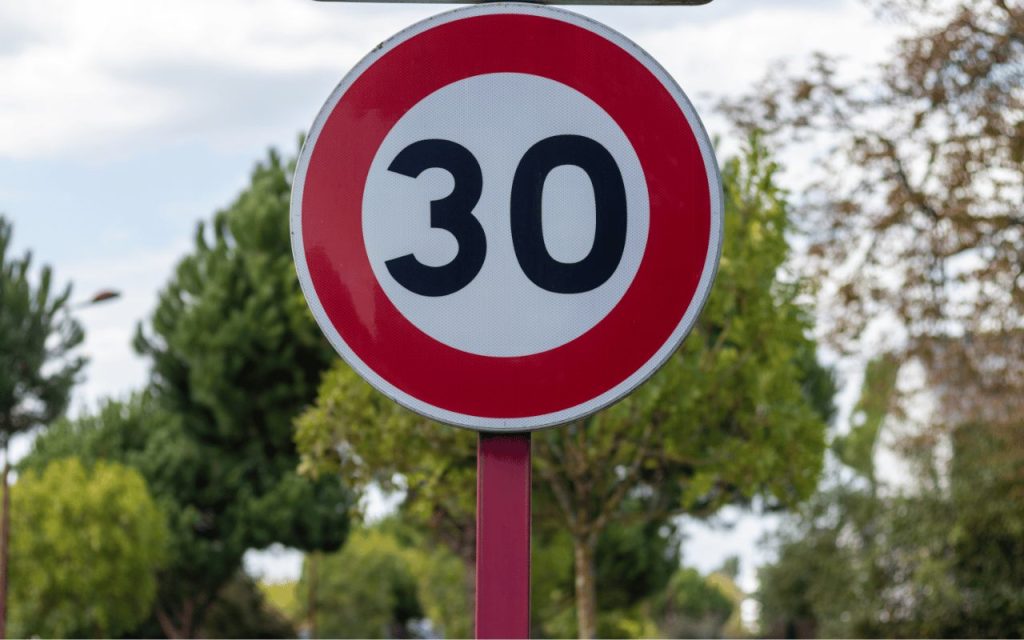 panneau limitation de vitesse zone 30 avec contrôle radar pédagogique pour sensibilisation des usagers