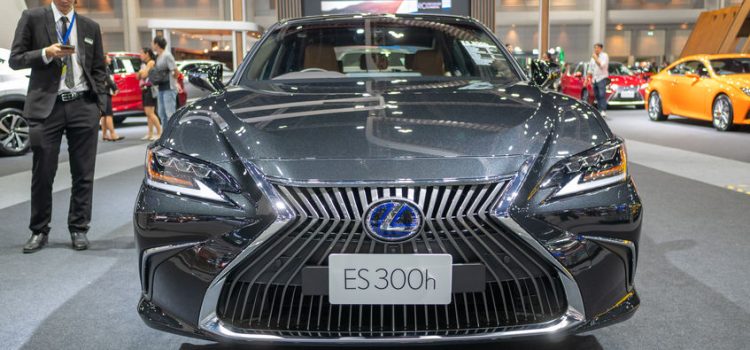 En quoi la connectivité des voitures modernes impacte-t-elle les standards de performance automobile ?